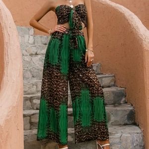 CROP TOP & WIDE LEG PANTS SET.